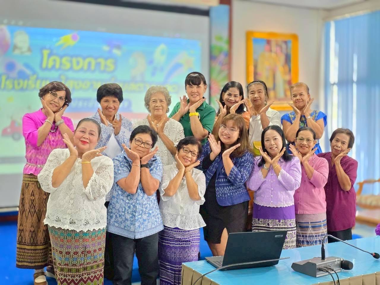 องค์การบริหารส่วนตำบลตากแดด จัดโครงการโรงเรียนผู้สูงอายุตำบลตากแดด ประจำปี 2569 เพื่อส่งเสริมการพัฒนาคุณภาพชีวิตและการจัดการเรียนรู้ตลอดชีวิตของผู้สูงอายุ เสริมสร้างสุขภาพที่ดีทั้งด้านร่างกายและจิตใจ รวมทั้งเพื่อส่งเสริมให้ผู้สูงอายุสร้างสรรค์ประโยชน์แก่ชุมชนและสังคมโดยหัวข้อในวันนี้ คือ การสืบสานวัฒธรรมการเเต่งกายด้วยผ้าไทย เเละ  รู้เท่าทันเทคโนโลยีเเละการใช้เทคโนโลยีเพื่อการสื่อสาร
ณ ห้องประชุมองค์การบริหารส่วนตำบลตากแดด
