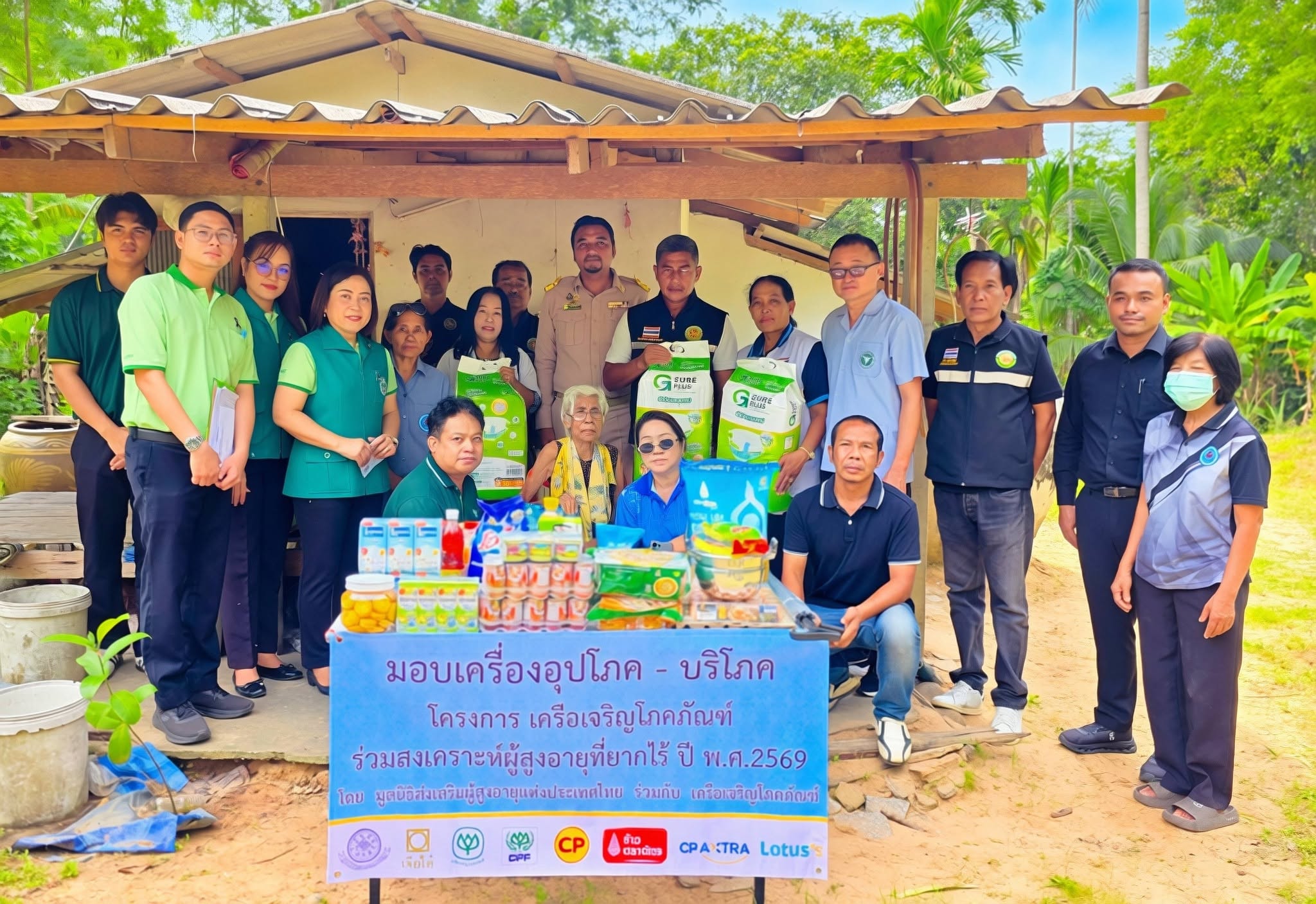 องค์การบริหารส่วนตำบลตากเเดดนำโดย นายไตรรงค์ ชั่งสัจจา นายกองค์การบริหารส่วนตำบลตากเเดด พร้อมด้วยคณะผู้บริหารเเละ ผู้นำท้องที่ผู้นำท้องถิ่น ร่วมกับ รพสต ตำบลตากเเดด  สาธารณสุขจังหวัดชุมพร บริษัทเจริญโชคภัณท์ (CP) ร่วมมอบเครื่องอุปโภคบริโภคและเงินสงเคราะห์ให้แก่ผู้สูงอายุที่ยากไร้ ผู้สูงอายุที่ขาดผู้ดูแล และผู้สูงอายุที่อยู่ในภาวะเปราะบาง เพื่อบรรเทาความเดือดร้อนและยกระดับคุณภาพชีวิตให้ดีขึ้น