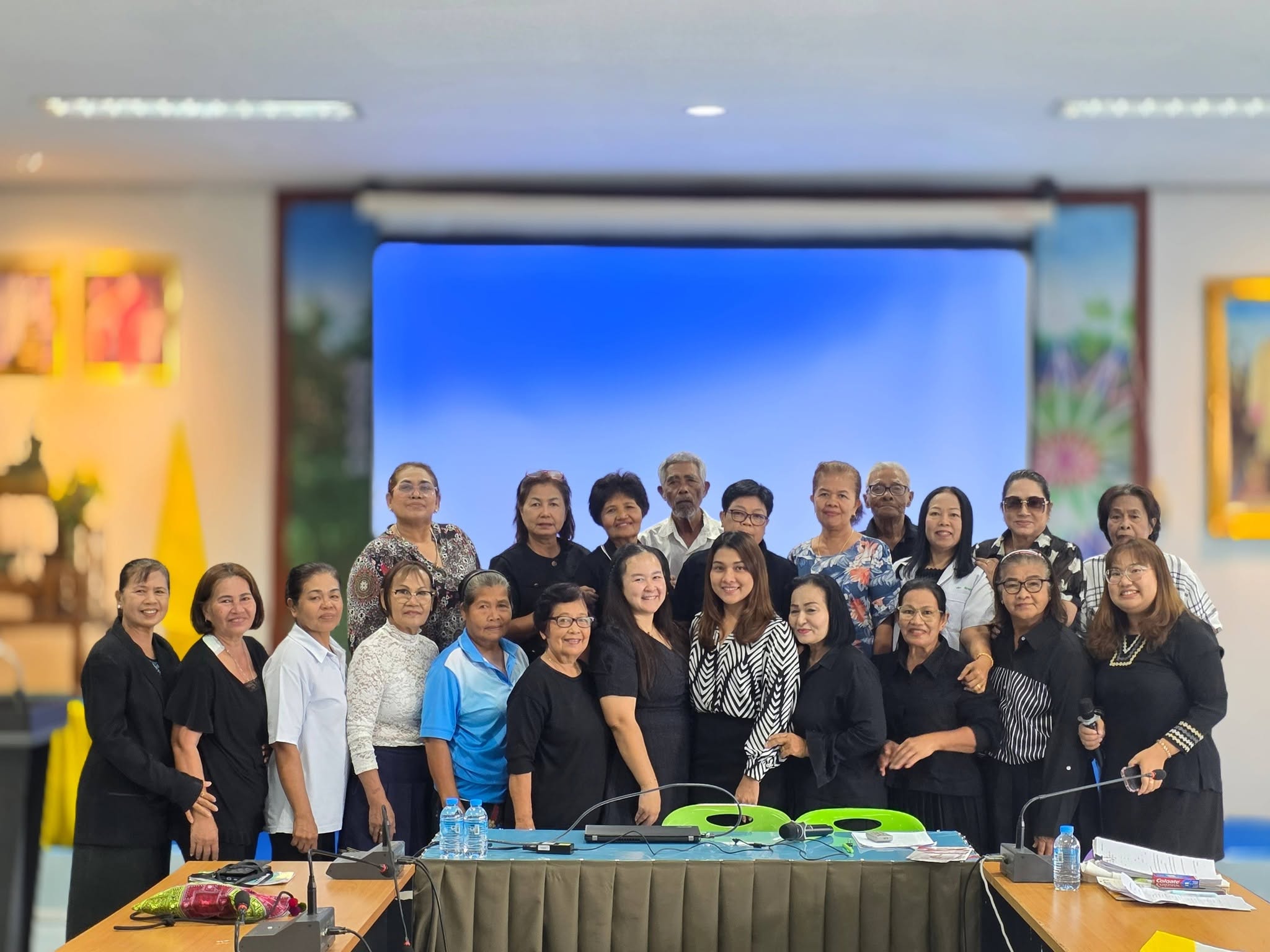 องค์การบริหารส่วนตำบลตากแดด จัดโครงการโรงเรียนผู้สูงอายุตำบลตากแดด ประจำปี 2569 เพื่อส่งเสริมการพัฒนาคุณภาพชีวิตและการจัดการเรียนรู้ตลอดชีวิตของผู้สูงอายุ เสริมสร้างสุขภาพที่ดีทั้งด้านร่างกายและจิตใจ รวมทั้งเพื่อส่งเสริมให้ผู้สูงอายุสร้างสรรค์ประโยชน์แก่ชุมชนและสังคมโดยหัวข้อในวันนี้ คือ การดูเเลสุขภาพช่องปาก,อาหารเเละโภชนาการ เเละ การจัดทำบัญชีครัวเรือน,การออมในวัยผู้สูงอายุ  
ณ ห้องประชุมองค์การบริหารส่วนตำบลตากแดด