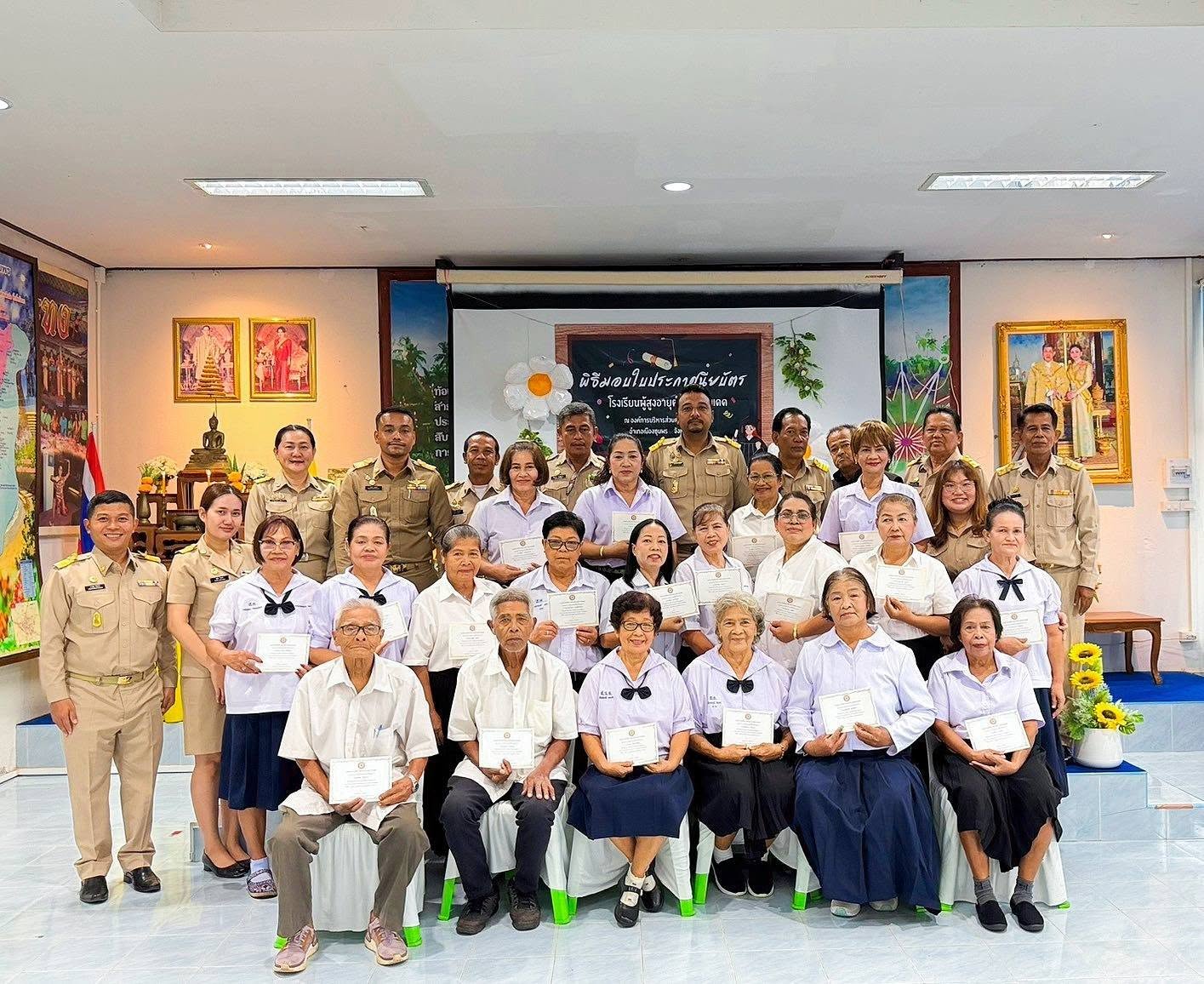 นายไตรรงค์ ชั่งสัจจา นายกองค์การบริหารส่วนตำบลตากแดด เป็นประธานในพิธีมอบใบประกาศนียบัตรแก่ผู้สำเร็จการศึกษาจาก โรงเรียนผู้สูงอายุตำบลตากแดด ณ องค์การบริหารส่วนตำบลตากแดด อำเภอเมืองชุมพร จังหวัดชุมพร
โดยมีวัตถุประสงค์เพื่อส่งเสริมการเรียนรู้และพัฒนาศักยภาพของผู้สูงอายุ เปิดโอกาสให้ผู้สูงอายุได้พบปะแลกเปลี่ยนเรียนรู้ ทำกิจกรรมร่วมกัน ตลอดจนส่งเสริมให้ผู้สูงอายุมีคุณภาพชีวิตที่ดี สามารถดำรงชีวิตในสังคมได้อย่างมีความสุขและมีคุณค่า
องค์การบริหารส่วนตำบลตากแดด ขอแสดงความยินดีกับผู้สำเร็จการศึกษาทุกท่าน และขอชื่นชมในความมุ่งมั่นตั้งใจในการเรียนรู้ตลอดหลักสูตร 🎓🌿